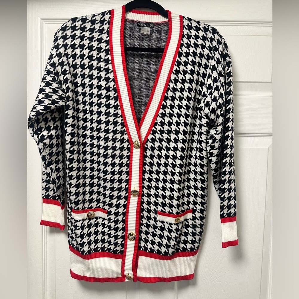 Women’s houndstooth sweater